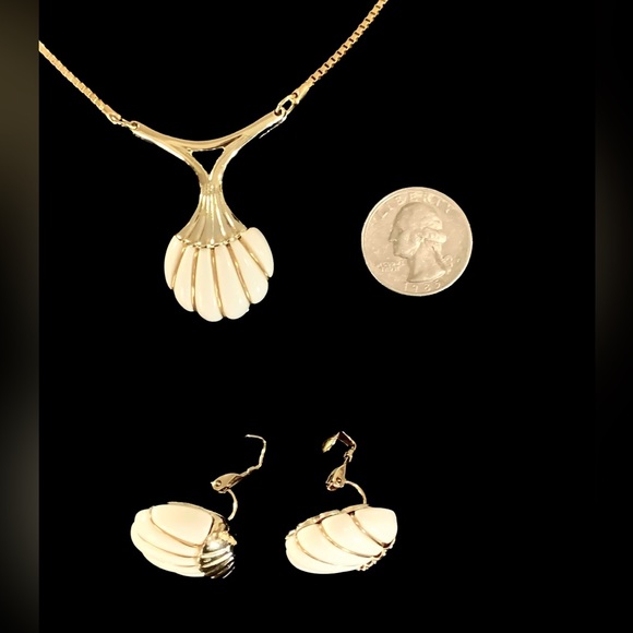 Vintage Shell Pendant Necklace and Clip On Earrings Set - Picture 9 of 13
